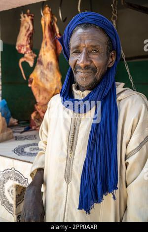 Portrait d'un homme adulte vêtu d'une djellaba et d'un turban bleu. Banque D'Images