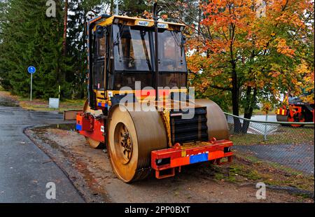 Umea, Suède - 5 octobre 2022 : roue à vapeur garée sur le côté de la route Banque D'Images
