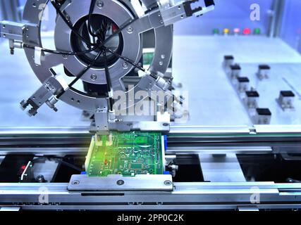 Procédé technologique de soudure et d'assemblage des composants de puce sur la carte de circuit imprimé. Machine à souder automatisée à l'intérieur de l'industrie Banque D'Images