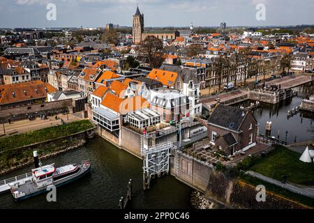 GORINCHEM - Une photo de drone de l'historique Lingehaven à Gorinchem. L'arrivée nationale de Sinterklaas aura lieu cette année dans cette ville fortifiée de la Hollande du Sud. ANP ROB ENGELAR pays-bas sortie - belgique sortie Banque D'Images