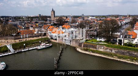 GORINCHEM - Une photo de drone de l'historique Lingehaven à Gorinchem. L'arrivée nationale de Sinterklaas aura lieu cette année dans cette ville fortifiée de la Hollande du Sud. ANP ROB ENGELAR pays-bas sortie - belgique sortie Banque D'Images