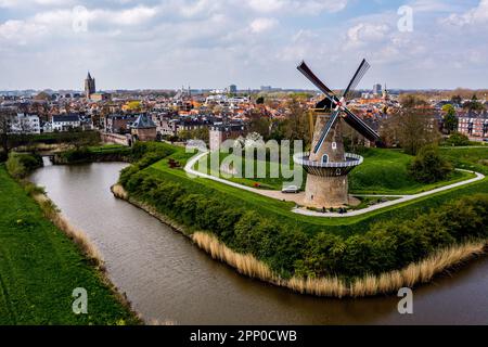 GORINCHEM - Une photo de drone du moulin à farine historique de Gorinchem. L'arrivée nationale de Sinterklaas aura lieu cette année dans cette ville fortifiée de la Hollande du Sud. ANP ROB ENGELAR pays-bas sortie - belgique sortie Banque D'Images