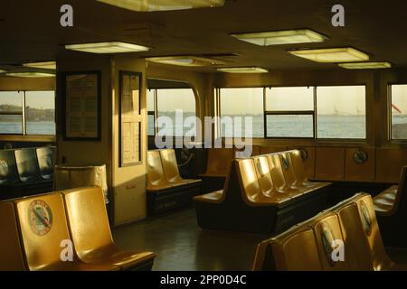 Intérieur de la cabine sur le Staten Island Ferry, Staten Island, New York Banque D'Images
