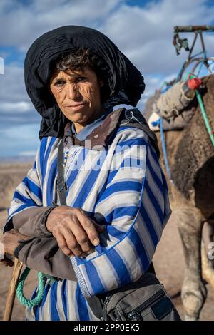 Herder dromadaire dans le désert. Banque D'Images