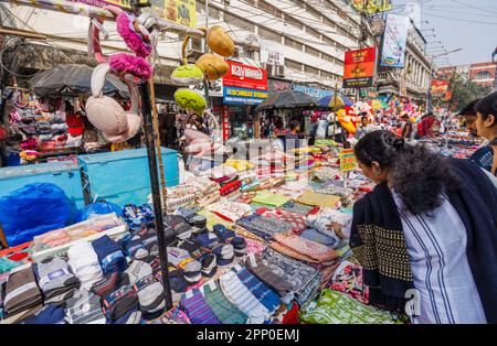 Un stand de bord de route vendant des vêtements et des tissus dans la rue dans la nouvelle zone de marché de Taltala, Kolkata (Calcutta), capitale du Bengale occidental, Inde Banque D'Images