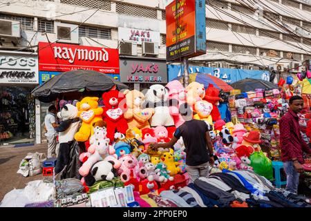 Jouets colorés et colorés en peluche à vendre dans un stand dans la nouvelle zone de marché de Taltala, Kolkata (Calcutta), capitale du Bengale occidental, Inde Banque D'Images