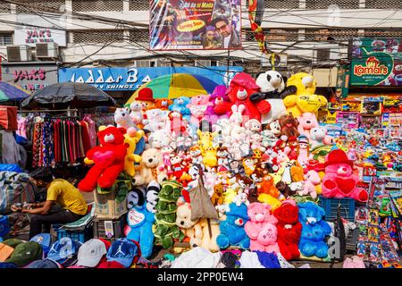 Jouets colorés et colorés en peluche à vendre dans un stand dans la nouvelle zone de marché de Taltala, Kolkata (Calcutta), capitale du Bengale occidental, Inde Banque D'Images