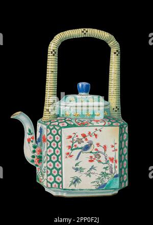Pot à vin (Chiu Hu) de pâte rugueuse et de style ancien émaillé de couleurs et de touches d'or la période K'ang-hsi (1662-1722) du livre ' LA COLLECTION D'ART CÉRAMIQUE ORIENTALE DE William Thompson Walters ' publié en 1897 Banque D'Images