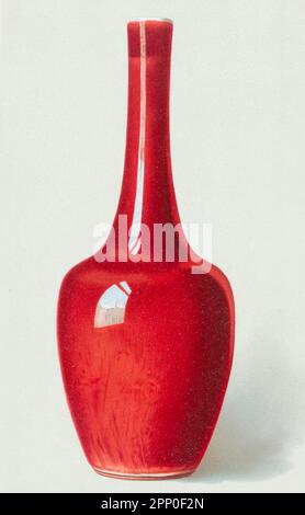 BOUTEILLE DE YAO LANG. Vase en forme de bouteille (P’ing), i6,5 pouces de haut, de bonne forme et de technique finie, émaillé du célèbre feu rouge du Lang Yao du règne de K’ang-hsi (1662-1722) du livre ' LA COLLECTION ORIENTALE D'ART CÉRAMIQUE DE William Thompson Walters ' publié en 1897 Banque D'Images