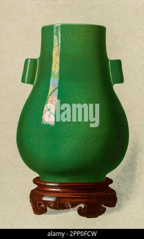 Vase craquelé vert émeraude irisé (Tsun) inspiré d'une forme en bronze archaïque, avec corps bombement, rebord droit et deux poignées tubulaires du livre ' LA COLLECTION D'ART CÉRAMIQUE ORIENTALE DE William Thompson Walters ' publié en 1897 Banque D'Images