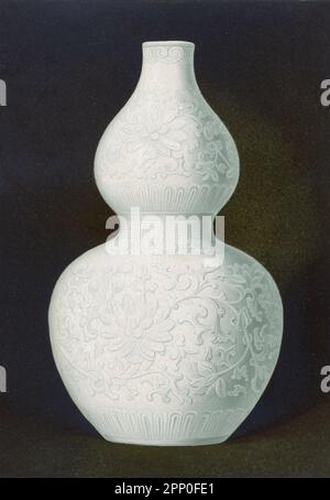 GOURD. FEN-TING BLANC DOUBLE VASE GOURD (Hu-lu P'ing), de porcelaine de Fen-Ting , avec une pâte blanc grisâtre de texture fine , égratigné d'un vernis blanc ivoire de transparence la plus pure, délicatement craquelé tout au long avec un réseau ondulé de lignes brunes légères, la période K'ang-hsi {1662-1722), Tiré du livre ' LA COLLECTION D'ART CÉRAMIQUE ORIENTALE DE William Thompson Walters ' publié en 1897 Banque D'Images