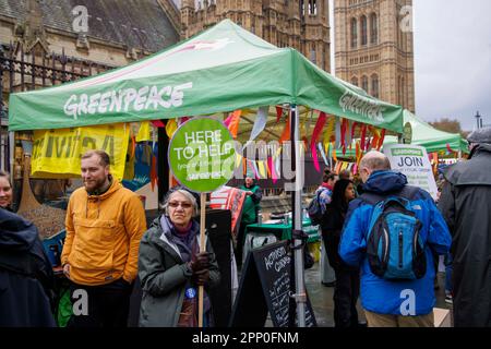 Londres, Royaume-Uni. 21st avril 2023. Les membres de la rébellion d'extinction manifestent sur la place du Parlement. Ils mettent en lumière la crise climatique et l'inefficacité du gouvernement à faire quoi que ce soit. Le « Big One » a lieu à partir du 21-24 avril et devrait attrracter 30 000 personnes. Ils exigent que le gouvernement britannique arrête immédiatement tous les moucharts de combustibles fossiles. Crédit : Karl Black/Alay Live News Banque D'Images