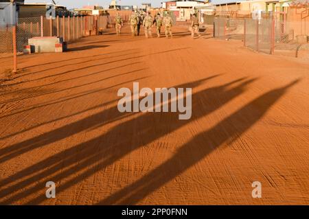 MALI, Gao, MINUSMA Mission de maintien de la paix des Nations Unies, base militaire Camp Castor, soldat allemand de l'armée Bundeswehr / MALI, Gao, Mission des Nations Unies MINUSMA, Multidimensionale Integraerte Stabilizierungsmission der Vereinten Nationen au Mali, CAMP RICIN der Bundeswehr, deutsche Soldaten im Wüstensand Banque D'Images