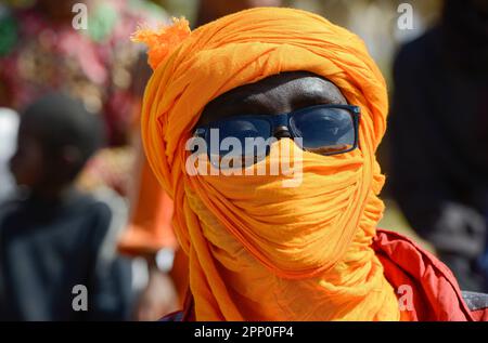 MALI, Gao, village BAGOUNDJÉ, homme porte des coiffures de Boubou et Tagelmust / Dorf BAGOUNDJÉ, Mann mit Boubou und Tagelmust Banque D'Images