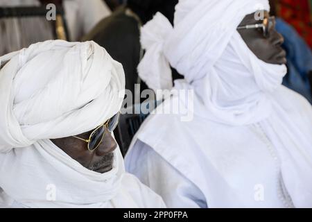 MALI, Gao, village BAGOUNDJÉ, homme porte le casque blanc Boubou et Tagelmust / Dorf BAGOUNDJÉ, Mann mit traditionellem Gewand Boubou und Tagelmust Kopfbematelung Banque D'Images