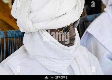 MALI, Gao, village BAGOUNDJÉ, homme porte le casque blanc Boubou et Tagelmust / Dorf BAGOUNDJÉ, Mann mit traditionellem Gewand Boubou und Tagelmust Kopfbematelung Banque D'Images