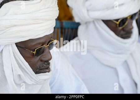 MALI, Gao, village BAGOUNDJÉ, homme porte le casque blanc Boubou et Tagelmust / Dorf BAGOUNDJÉ, Mann mit traditionellem Gewand Boubou und Tagelmust Kopfbematelung Banque D'Images