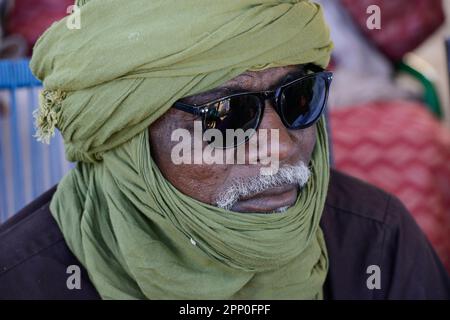 MALI, Gao, village BAGOUNDJÉ, homme porte des coiffures de Boubou et Tagelmust / Dorf BAGOUNDJÉ, Mann mit Boubou und Tagelmust Banque D'Images