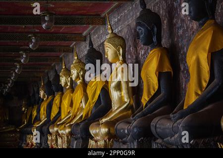 Bouddha d'or à côté de vieux murs dans les temples thaïlandais Banque D'Images