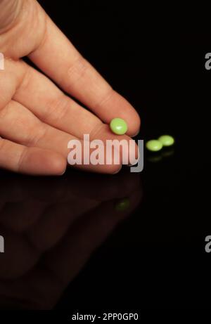 Vue de deux pilules sur fond noir Banque D'Images