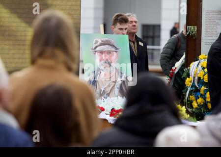 KIEV, UKRAINE - 21 AVRIL 2023 - le portrait de l'ex-député Oleh Barna, 56 ans, est photographié lors d'un service commémoratif pour le politicien péri et sa virgule Banque D'Images