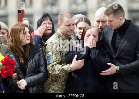 KIEV, UKRAINE - 21 AVRIL 2023 - les parents de l'ex-député Oleh Barna, 56 ans, sont photographiés lors d'un service commémoratif pour le défunt politicien et son commandement Banque D'Images