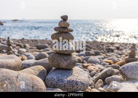 Cairn à côté de la mer, Costa Brava, Espagne Banque D'Images