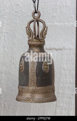 De grandes cloches en laiton sont généralement accrochées dans les temples thaïlandais. Banque D'Images