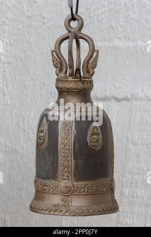 De grandes cloches en laiton sont généralement accrochées dans les temples thaïlandais. Banque D'Images