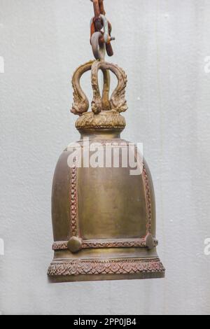 De grandes cloches en laiton sont généralement accrochées dans les temples thaïlandais. Banque D'Images