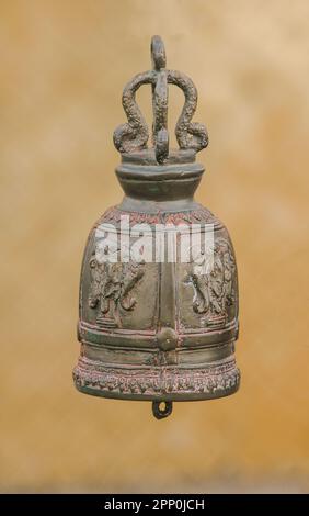 De grandes cloches en laiton sont généralement accrochées dans les temples thaïlandais. Banque D'Images