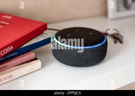 Rio de Janeiro, Brésil - 28 janvier 2021: Amazon Echo Dot Smart speaker avec assistant vocal intégré Alexa, bureau à domicile Banque D'Images