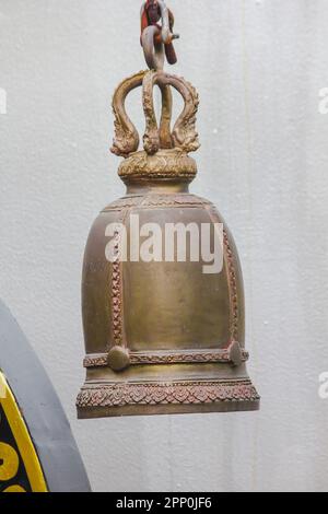 De grandes cloches en laiton sont généralement accrochées dans les temples thaïlandais. Banque D'Images