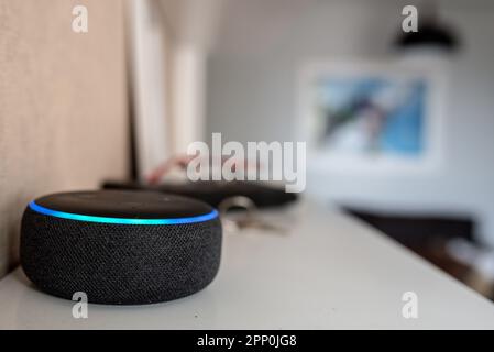 Rio de Janeiro, Brésil - 28 janvier 2021: Amazon Echo Dot Smart speaker avec assistant vocal intégré Alexa, bureau à domicile Banque D'Images