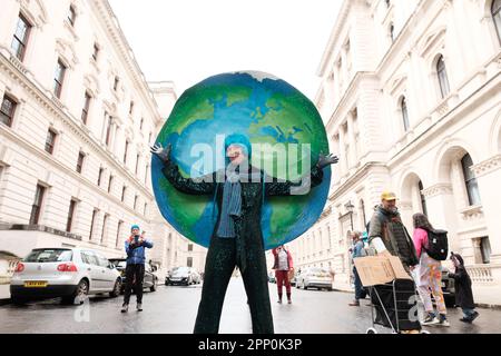 Londres, Royaume-Uni. 21st avril 2023. La Brigade de Red Rebel mène une marche contre les agrandissements de l'aéroport. 180 groupes, dont Greenpeace, War on Want, extinction Rebellion, Friends of the Earth, le PCS Union et Global Justice qui représentent aujourd’hui des millions de membres, descendent dans la rue dans ce que l’on appelle « le Big One ». De plus en plus de ces groupes vont poser un défi direct au gouvernement : accepter de répondre à deux nouvelles demandes d'urgence avant notre échéance - ou s'attendre à ce que nous refations nos campagnes. Credit: João Daniel Pereira/Alay Live News Banque D'Images