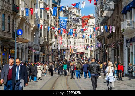 Avenue Istiklal (İstiklal Caddesi) rue piétonne, Beyoglu, Istanbul, Turquie Banque D'Images