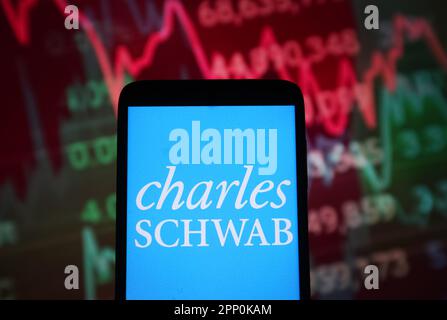 Dans cette illustration, le logo Charles Schwab Corporation est visible sur l'écran d'un smartphone. Banque D'Images