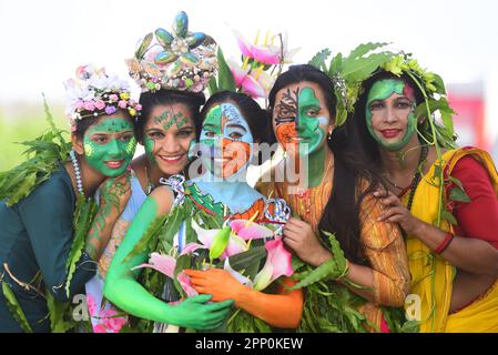 Inde, Madhya Pradesh, Jabalpur, 21 avril 2023, jeunes femmes avec les messages peints sur leur visage exhortant à sauver la terre à un programme, à la veille du jour de la Terre à Jabalpur. Photo par - Uma Shankar Mishra crédit: Live News Banque D'Images