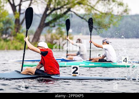 course de kayak de championnat masculin athlète kayakiste sur kayak simple, sports jeux d'été Banque D'Images