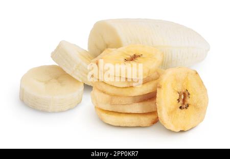 morceaux de banane frais et séchés isolés sur fond blanc avec chemin de coupure et pleine profondeur de champ. Banque D'Images