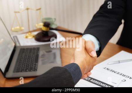 L'avocat a pris les mains du client après avoir terminé la consultation dans l'affaire. Banque D'Images