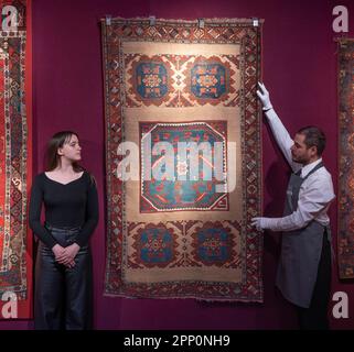 Christie's, Londres, Royaume-Uni. 21st avril 2023. La vente aux enchères de l'art des mondes islamique et indien, y compris les tapis et tapis orientaux, a lieu le 27 avril. Tapis variante Holbein, Anatolie centrale ou orientale, fin 16th/début 17th c. estimation £80 000-120 000. Crédit : Malcolm Park/Alay Live News Banque D'Images