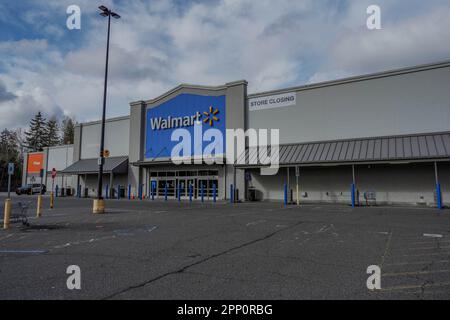 Everett, États-Unis. 19th avril 2023. La photo montre un panneau sur la porte d'un magasin Walmart qui ferme, remerciant les clients de leur patronage au fil des ans et s'excusant pour tout inconvénient causé par la fermeture. Crédit : SOPA Images Limited/Alamy Live News Banque D'Images
