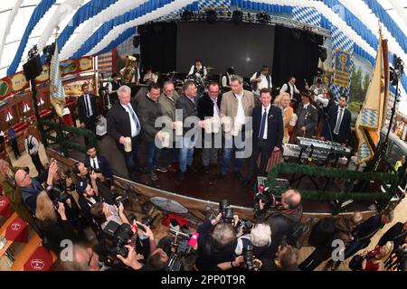 Munich, Allemagne. 21st avril 2023. Clemens Baumgärtner, responsable des affaires économiques et patron de Wiesn (5th à partir de la gauche), est sur la scène de la Festhalle Bayernland après le coup d'ouverture en présence du Premier ministre bavarois Markus Söder (CSU) (6th à partir de la gauche) au début du Festival de printemps sur la Theresienwiese. Le festival du printemps 57th comprend deux marquises, environ 100 manèges et stands, ainsi qu'un vaste programme de soutien. Crédit : Jacqueline Melcher/dpa/Alay Live News Banque D'Images