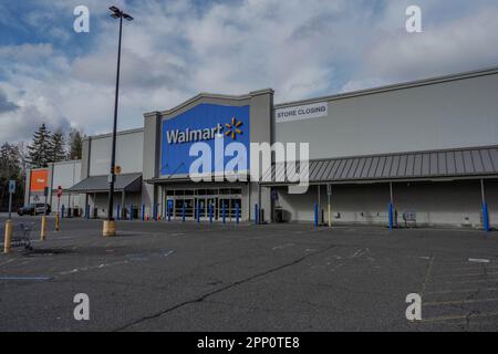 Everett, États-Unis. 19th avril 2023. La photo montre un panneau sur la porte d'un magasin Walmart qui ferme, remerciant les clients de leur patronage au fil des ans et s'excusant pour tout inconvénient causé par la fermeture. (Photo de Chin Hei Leung/SOPA Images/Sipa USA) crédit: SIPA USA/Alay Live News Banque D'Images