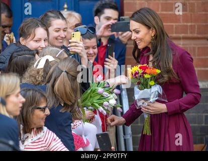 Birmingham, Angleterre. ROYAUME-UNI. 20 avril 2023. Catherine, princesse de Galles reçoit des fleurs du public lors d'une visite au presbytère de Bi Banque D'Images