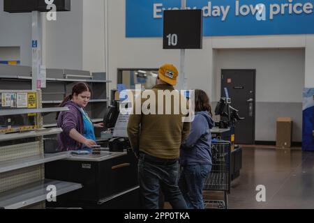 Everett, États-Unis. 19th avril 2023. Un magasin Walmart vide est vu, avec des rangées de chariots vides et des étagères stériles, marquant la fermeture d'un point de vente autrefois prospère à Everett, Washington. (Photo de Chin Hei Leung/SOPA Images/Sipa USA) crédit: SIPA USA/Alay Live News Banque D'Images