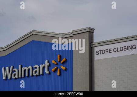 Everett, États-Unis. 19th avril 2023. La photo montre un panneau sur la porte d'un magasin Walmart qui ferme, remerciant les clients de leur patronage au fil des ans et s'excusant pour tout inconvénient causé par la fermeture. (Photo de Chin Hei Leung/SOPA Images/Sipa USA) crédit: SIPA USA/Alay Live News Banque D'Images