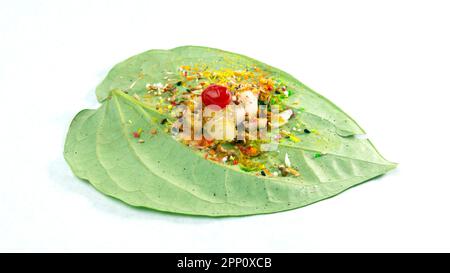 Feuille de bétel vert comestible et douce isolée sur fond blanc. La feuille de bétel fraîche est populaire dans le festival culturel de l'Asie du Sud-est. Les épices sont Coconu Banque D'Images