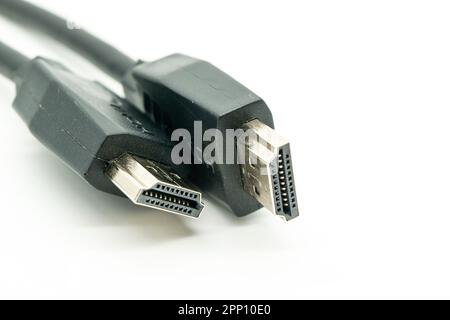 Vue rapprochée des câbles HDMI sur un arrière-plan blanc. Banque D'Images